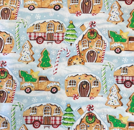 Campistas de pan de jengibre navideños «Gingerneering» sobre tela azul 100 % algodón. Se vende por yardas.