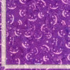 Calabaza de Halloween con diseño batik «Jack o’Lantern» y sonrisas sobre fondo morado de Tonga