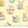 Conejitos y pollitos de Pascua en tazas de té sobre fondo amarillo claro