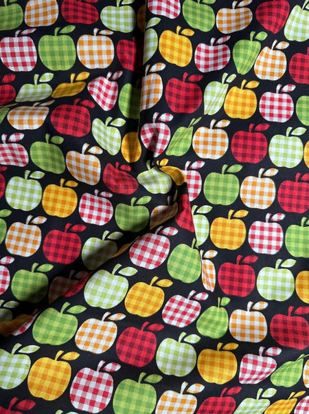 Manzanas a cuadros sobre fondo negro, 100 % algodón. Precio por yarda