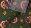 Tela de algodón 100 % con motivos de pavo y calabazas de Acción de Gracias sobre fondo verde otoñal