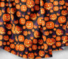 Calabaza sonriente de Halloween «Jack o’Lantern» con sombreros de bruja sobre tela negra 100 % algodón