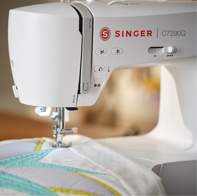 Primer plano de la máquina de coser Singer C7290Q, presentada en una comparación con la máquina de coser Brother CS600I.
