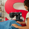 Paquete de la máquina de coser SINGER® Heavy Duty 4552™ Next Evolution en color carbón y estuche rígido