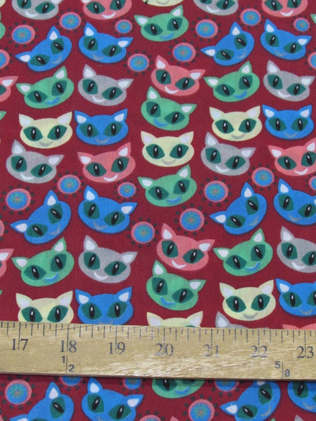Tela de poliéster y algodón color burdeos con motivos de gatos de Halloween