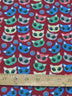 Tela de poliéster y algodón color burdeos con motivos de gatos de Halloween