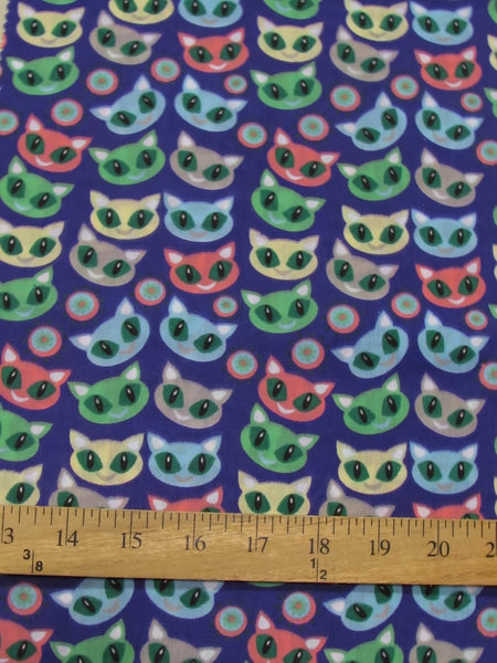 Tela de algodón y poliéster morada con motivos de gatos de Halloween