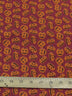 Tela de poliéster y algodón color burdeos con motivos de calabazas de Halloween