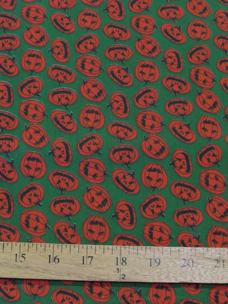 Tela de poliéster y algodón verde con motivos de calabazas de Halloween