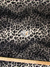 Tejido de felpa de pelo corto con estampado de leopardo en blanco y gris / Se vende por metros
