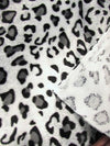Tejido de felpa de pelo corto con estampado de leopardo en blanco y gris / Se vende por metros