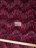 Tejido de felpa de pelo corto con estampado de cebra de rayas finas rojas y negras / Se vende por metros
