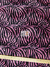 Tela de felpa de pelo corto con estampado de cebra en rayas finas rosa y negro / Se vende por metros