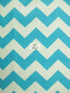Tela de poliéster y algodón con estampado de zigzag en forma de chevron de 2,5 cm / Blanco/turquesa / Se vende por metros