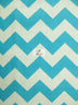 Tela de poliéster y algodón con estampado de zigzag en forma de chevron de 2,5 cm / Blanco/turquesa / Se vende por metros