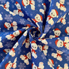 Ositos de peluche navideños y copos de nieve sobre tela azul 100 % algodón