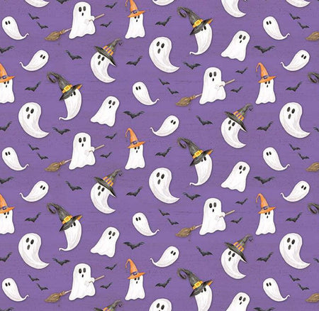 Fantasmas de Halloween con sombreros de bruja, escobas y murciélagos sobre fondo morado, 100 % algodón. Precio por yarda.