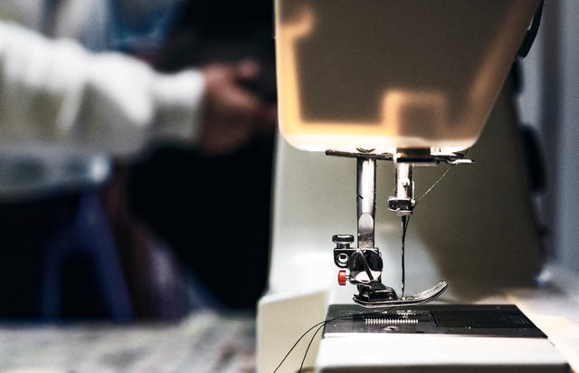 threaded-needle-on-sewing-machine