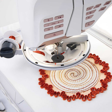 HUSQVARNA® VIKING® DESIGNER™ Attachement pour embellissement -- Image du produit