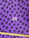 Tejido de velboa de pelo corto con estampado de patas de animales, en color morado y negro / Se vende por metros