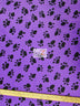 Tejido de velboa de pelo corto con estampado de patas de animales, en color morado y negro / Se vende por metros